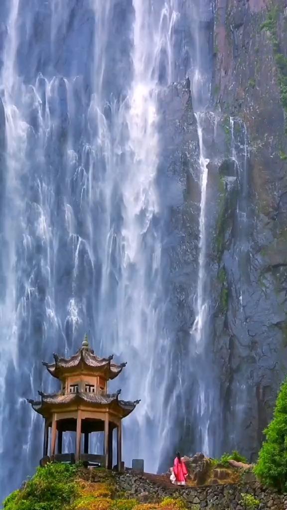 逃离荒废房屋